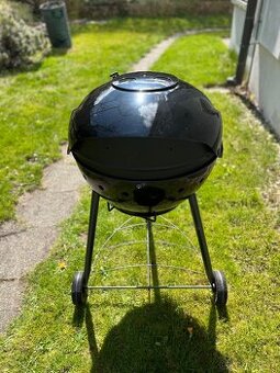 Char-Broil grill na dřevěné uhli