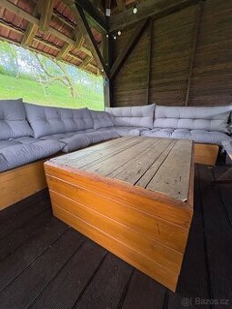 Paletová sedačka s podsedáky a stůl