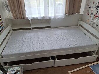 Bílá postel masiv 90x200 s šuplíky, dětskou zábranou