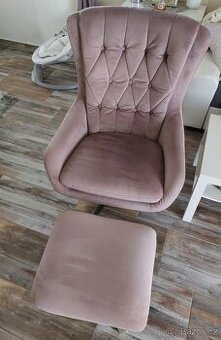 Relaxační starorůžové křeslo s taburetem.