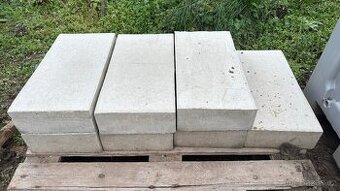 Prodám betonové patky, dlaždice, podložky a desky.