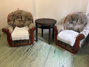 pohodlná pevná křesla - 2 ks