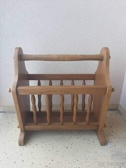 Dřevěný stojan na noviny