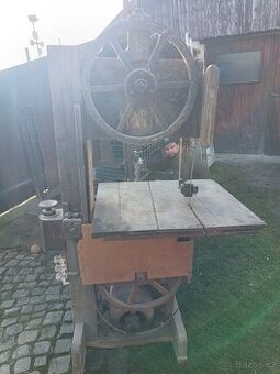 Stará dřevěná pásová pila