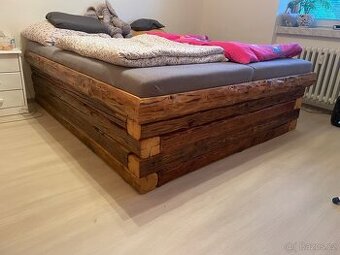 Masivní postel ze střešních trámů