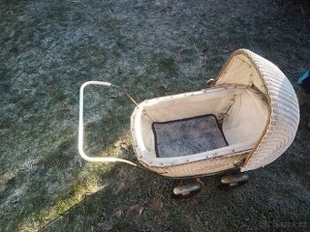 Starožitný retro kočárek pro panenky
