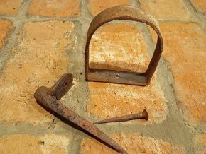 Staré kovové předměty- hřebík, třmen