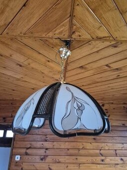 Lustr, světla, radiátory, věšáky, zrcadlo, umyvadlo