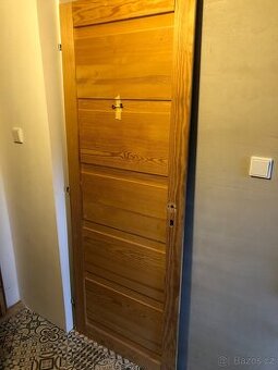 Masivní smrkové dveře