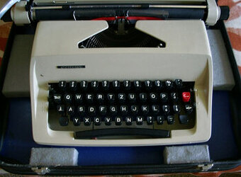 kufříkový psací stroj Consul