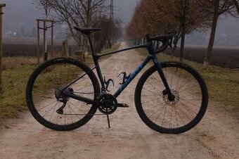Giant Revolt Advanced 2 - karbonový gravel