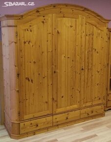 Celo masivní mohutná šatní 3 dveřová skříň