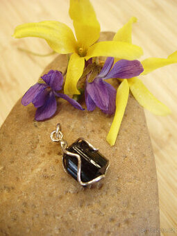 Stříbrný přívěsek s přírodním černým turmalínem skorylem