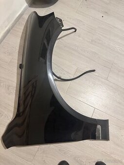 VW Tousreg 7L facelift pravý přední blatník - černá