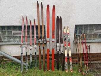 Staré retro lyže a hůlky