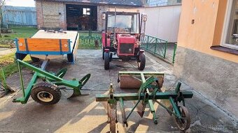 Traktor s kompletním příslušenstvím