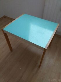 Umakartový stolek
