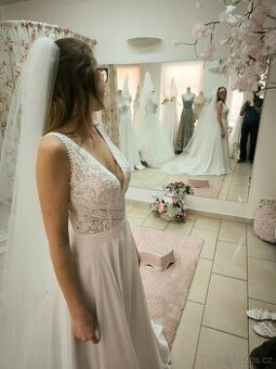 BOHO svatební šaty s vlečkou a závojem XS, 36