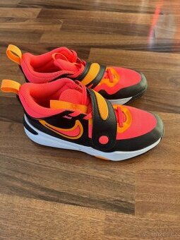 Tenisky Nike Team Hustle vel. EU 34
