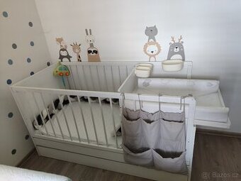Dětská postýlka s přebalovacím pultem a příslušenstvím