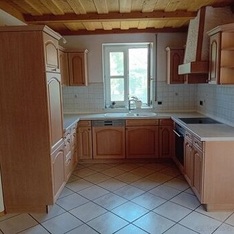 Rustikální kuchyňská linka se spotřebiči