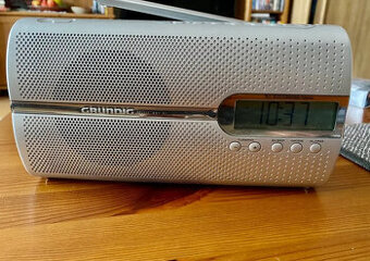 Rádio Grundig se skvělým příjmem, hodiny, budik