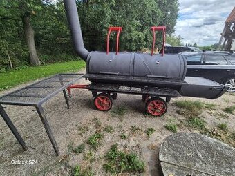 Pojízdný zahradní gril / smoker – originál, který zaujme