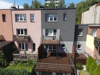 Řadový dům s garáží a krytým bazénem