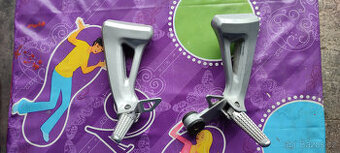 Pravý držák stupačky spolujezdce + stupačka Suzuki SV650