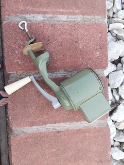 Starožitný mlýnek a závaží