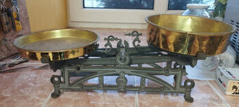 Staré kuchyňské váhy s mosaznými miskami – do 5 kg