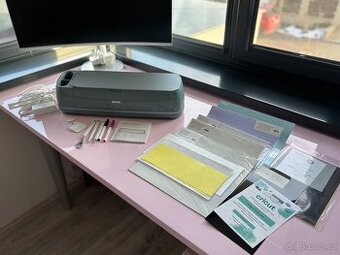 Řezací plotr Cricut Maker4 Essential bundle