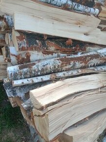 Zbytek palivového dřeva.palivové dřevo