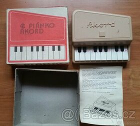 Staré dětské plastové pianko,klavírek 2x a plastová děla