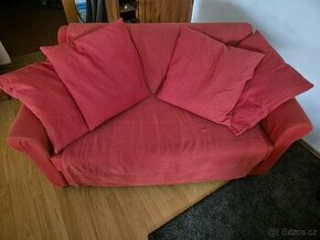 Malý červený gauč