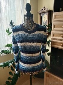 Krásný pletený svetr