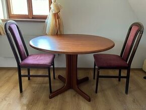 Kruhový stůl a 2 židle