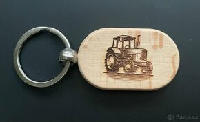 Dřevěná klíčenka traktor