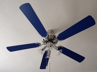 Velký lustr a ventilátorem