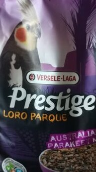 Klec pro papouška vč zásoby krmiva