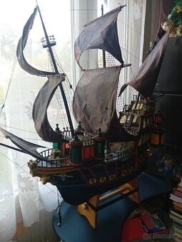Stary model historickej plachetnice