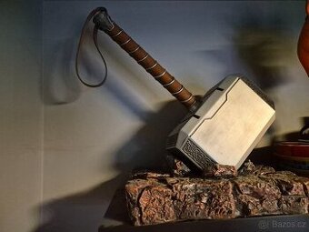 Replika Thorovo Kladivo original s podstavcem