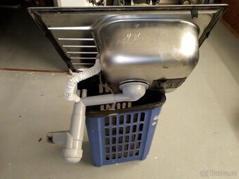 Kuchyňský dřez s baterií