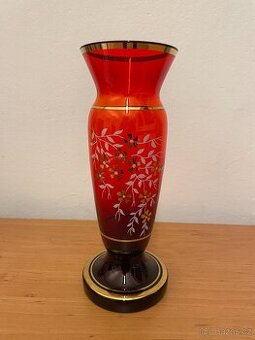 Váza z rubínového skla