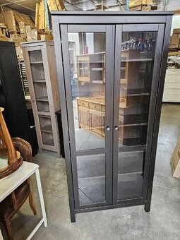 VITRÍNA IKEA HEMNES S OSVĚTLENÍM
