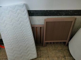 Dětská dřevěná postýlka s matrací