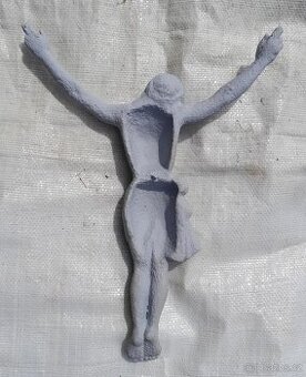 Litinová socha Ježíše Krista Kristus ukřižovaný kříž stará