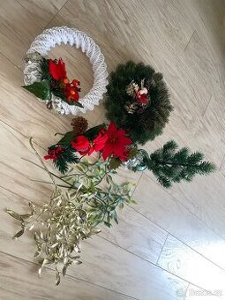 Vánoční výzdoba, věnec, svícen, stromeček, jmelí