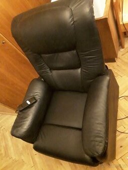 Polohovaci zvedací křeslo na elekricky pohon