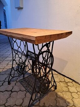 Stolek červený dub singer